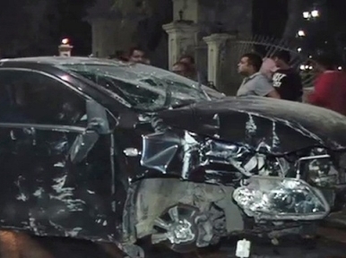 Private car reaches footpath, mother-child hurt 